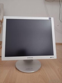 Predam Samsung LCD Monitor 17"