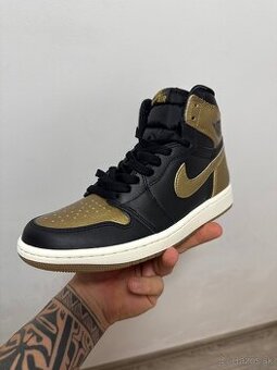 NIKE Jordan Retro High Gold metallic Gold 40