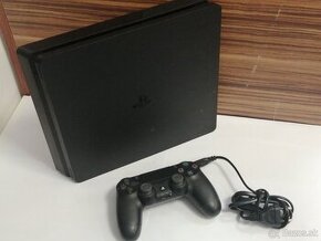 PLAYSTATION 4