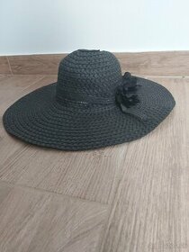 Elegantný čierny klobúk