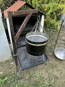 Kotlik so stojanom, vybavenie na grilovanie