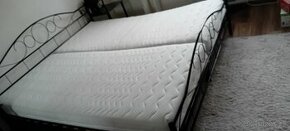 Kovová posteľ