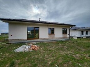 4 izbový bungalov, 105 m2,pozemok 637 m2, Nemšová - Kľúčové.