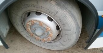 Autobus Karosa kolesá Firestone 295/80 R22,5