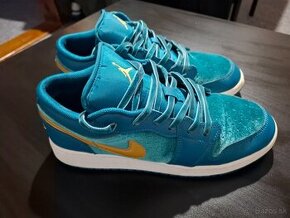 Jordan 1 Low SE Velvet Geode Teal GS