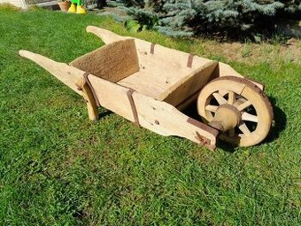 Starý drevený fúrik - tragač - barrow - wheelbarrow/kolečko