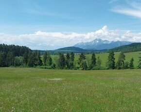 Pozemky pod Magurou s výhľadom na Tatry