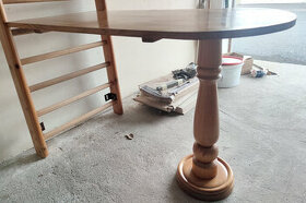 Drevený stôl s nohou