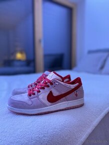 Nike SB Dunk Strange Love