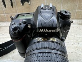 Nikon D7200+2 pbjektivy+battery grip+blesk a taska