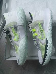 NIKE KYRIE FLYTRAP 5 WHITE VOLT