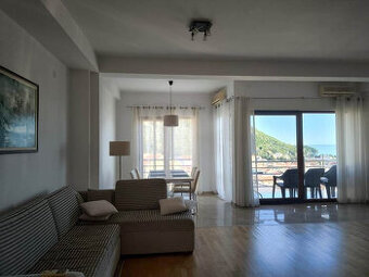 Priestranný apartmán s rozlohou 107 m² s terasou, Budva, Čie