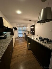 Veľkometrážny 3-izbový byt s garážou, pivnicou v Seredi