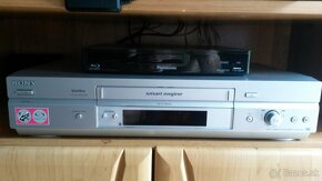 VHS Sony SLV-SE740 silver + kazety - 1