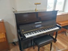 Yamaha U3 čierny lesk