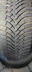 Predám 2 zimné pneumatiky 215/45 R16 90V Falken