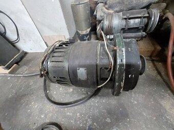 Predam Vojenská generator a bez benzinove motor.