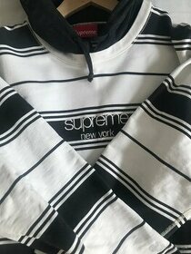 SUPREME MIKINA SEWED LOGO