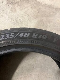 Pneu 235/40 R19 - 1