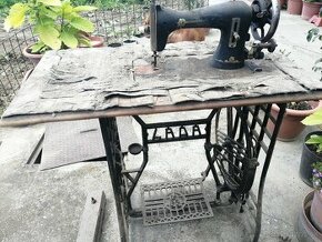 Starý šijací stroj Lada