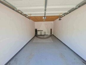 Novšia priestranná garáž na predaj pri bytových domoch v KN - 1