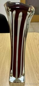 Vaza vyška 34 cm rubínová farba s originalnym obalom.