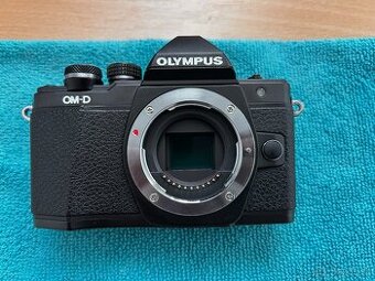 Olympus OM-D E-M10 II + 2 Objektívy + Množstvo ďalšieho prís