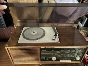 Starožitné radio s gramofonom