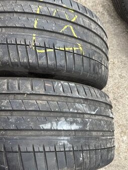 255/40R19