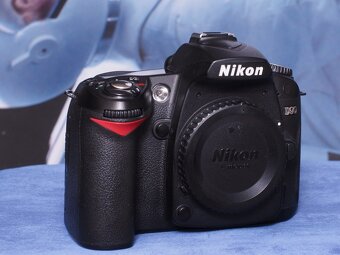 Nikon D90 s objektívom 18-105 VR Kit.