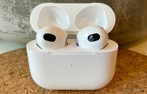 Apple AirPods (3. generácie) s nabíjacím puzdrom Magsafe