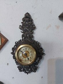 Predám funkčné starožitné nástenné kovové hodiny 1910