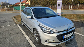 ▼ Hyundai i20 1.2i 62 kW STYLE - strieborná metalíza