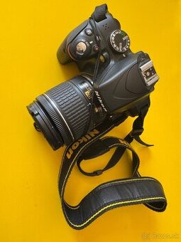 Nikon D3300 so setovým objektívom a brašňou