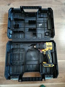 Dewalt aku vŕtačka DCD100YM2T-QW