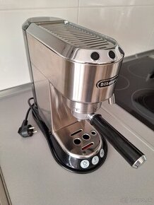 Predam kavovar DeLonghi EC680.M