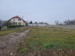 PREDAJ - Krásny rovinatý pozemok 1090 m2 - Cabaj