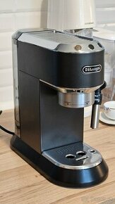 Pákový kávovar Delonghi Dedica EC685.BK + príslušenstvo