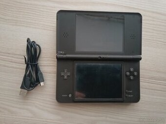 Nintendo DSi XL - 1