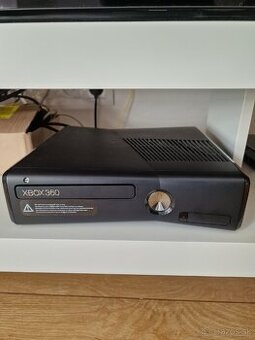 Xbox 360 slim + hry