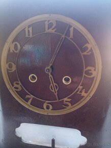 Starozitny kyvadlové hodiny
