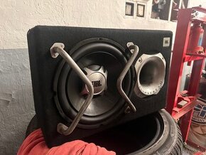 Aktivny subwoofer JBL