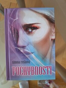 Pochybnosti od Simona Rošková