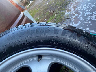 Goodyear Ultragrip 215/60 R17 ZIMNE