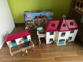 Schleich Veľký dom so stajňou a príslušenstvom 42416