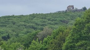 Predaj atraktívneho stavebného pozemku v Borinke pod Hradom - 1