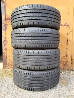 235/45 R19 Continental