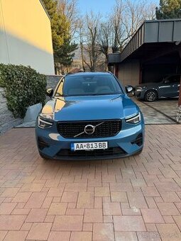 Predám Volvo XC40 B4 Plus Dark AWD