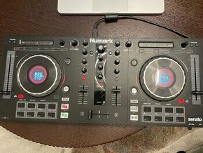 Numark Mixtrack Platinum 4 Deck