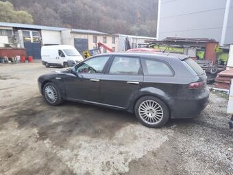 Rozpredam na náhradné diely alfa romeo 159 - 1